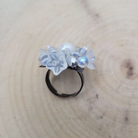 3/$20 Vintage White Pearl Flower Adjustable Ring - Picture 5 of 7